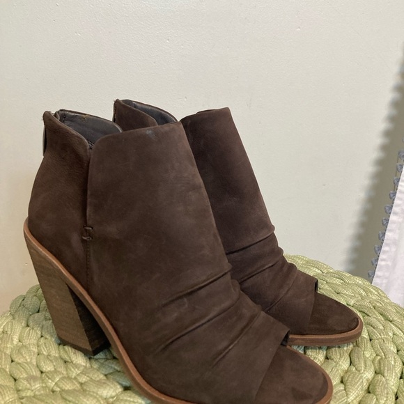 NWOB Vince Camuto Kreesi Chocolate Brown Matte Leather Ruch Peep Toe Heel Bootie - Picture 2 of 9